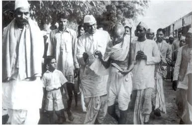 Mahatma Gandhi and Rajendra Prasad walking towards a meeting with Viceroy Lord Linlithgow on 13 October 1939