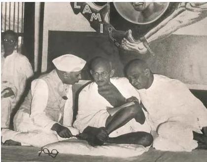 Mahatma Gandhi seated between Jawaharlal Nehru on his right and Sardar Vallabh Bhai Patel on his left, the two tendencies he mediated between