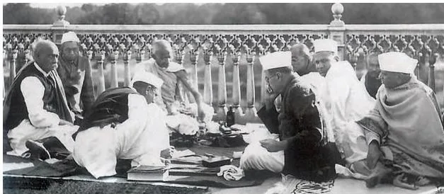 Congress leaders seated together after Gandhi's release in January 1931, with Nehru, Jamnalal Bajaj, Subhas Chandra Bose, Gandhi, Mahadev Desai and Sardar Patel